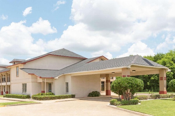 Super 8 by Wyndham Bossier City/Shreveport Area image 2